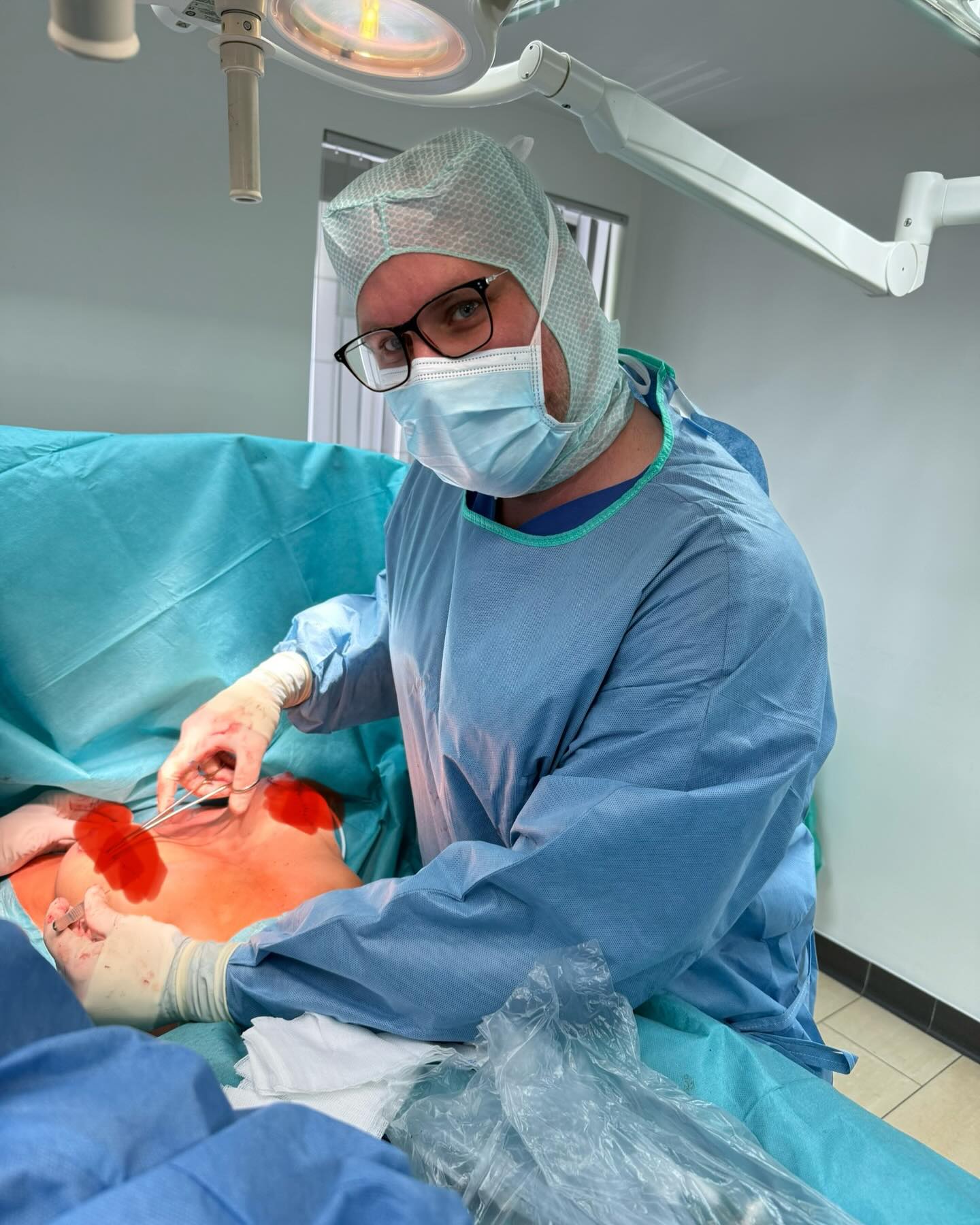 Herr Nehls hat bereits als Student unter Univ. Professor Vogt, in der renommierten Klinik für Plastische, Ästhetische, Hand- und Wiederherstellungschirurgie, an der Med. Hochschule Hannover experimentell geforscht.
Durch seine chirurgische Basis Weiterbildung im Exzellenzzentrum für Adipositas Chirurgie, in der Klinik für Allgemein- und Viszeralchirurgie, Adipositas- und Metabolische Chirurgie, Plastisch-Rekonstruktive Chirurgie, unter Professor Büsing, im Knappschaftskrankenhaus Recklinghausen, sammelte Herr Nehls mehrjährige Erfahrung in der körperformenden Chirurgie, besonders bei PatientInnen mit massiven Gewichtsverlust.Zuletzt war Herr Nehls als Arzt und wissenschaftlicher Mitarbeiter tätig in der deutschlandweit bekannten Klinik für Plastische, Rekonstruktive und Ästhetische Chirurgie, Handchirurgie in der Fachklinik Hornheide und der Universitätsklinik Münster unter Univ. Professor Hirsch.Hier arbeitete Herr Nehls unter anderem in einem der führenden Brustzentren Deutschlands, Lipödem Zentrum, sowie Centrum for transgender Health und baute seine Expertise in Eingriffen an der Brust, im Gesicht, Liposuktionen, Straffungsoperationen und minimalinvasiven Behandlungen aus.
Ebenso behandelte er in der Fachklinik Hornheide, als größtes Hauttumorzentrum Deutschlands, unzählige hieran erkrankte PatientInnen.
Letztes Jahr rotierte Herr Nehls in die Klinik für Handchirurgie, Plastische Chirurgie & Zentrum für Schwerbrandverletzte der Berufsgenossenschaftlichen Unfallklinik Duisburg unter Chefarzt Prof. Dr. Homann, um seine Expertise auf dem Gebiet der Hand- und Verbrennungschirurgie zu vertiefen.Sein wissenschaftlicher Schwerpunkt liegt im Krankheitsbild Lipödem, Liposuktionstechniken und bariatrischer Chirurgie.Seine Mitgliedschaften im Lipödem e.V.,
Junior Mitglied der Vereinigung Deutscher Ästhetischer Plastischer Chirurgen @VDAEPC,
assoziierten Mitgliedschaft der Deutschen Gesellschaft der Plastischen, Rekonstruktiven und Ästhetischen Chirurgen @DGPRAEC
liegen ihm am Herzen.
#plasticsurgery #plastischechirurgie #nrw