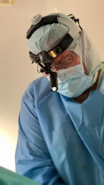 Operieren ist wie tanzen 💃🏻 🕺🏼jahrelange Übung, standartisierte Operationschritte schaffen Automatismen und Perfektion. Ohne den Blick vom OP Gebiet wenden zu müssen, kann @dr.alexanderhilpert  dank seinem OP Team und @fabian.nehls fokussiert operieren. So sorgen wir für eine zügige Operation und Sichherheit für unsere PatientInnen in @klinik_dr_hilpert. #plastischechirurgie #duisburg #duesseldorf #nrw #team #brustvergrosserungdüsseldorf#brustop