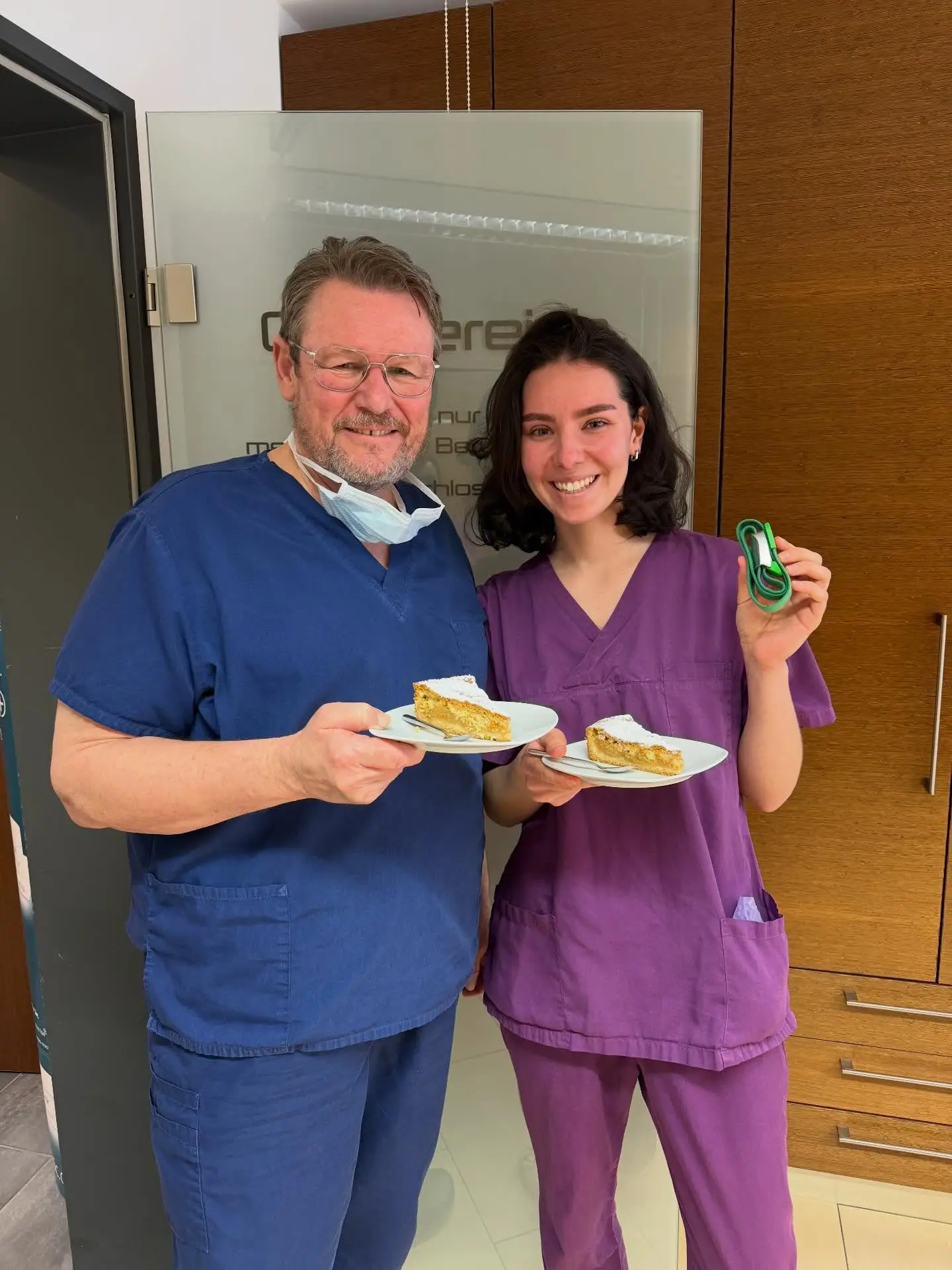 Heute verabschieden wir die sehr engagierte Famulantin Mara van Uum. Es war eine Freude sie bei uns gehabt zu haben. Sie wird eine sehr talentierte Chirurgin. Zum Abschied hat sie einen selbstgebackenen Apfelkuchen 🍏🥧nach Omas Rezept gemacht. Als Abschiedsgeschenk bekam sie ihren eigenen Stauschlauch. Auch meinen habe ich seit 40 Jahren. Wir wünschen ihr alles Gute auf ihrem weiteren Weg ✊🏻