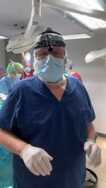 Im Jahre 2018/19 wurden texturierte Implantate mit einer bestimmten Oberfläche ( Biocell und Microcell) von der Firma Allergan vom Markt genommen. Es wurde bekannt, dass bestimmte grobtexturierte Implantatoberflächen, auch anderer Hersteller, mit dem Auftreten eines grosszelligen, anaplastischem Lymphoms (ALCL) in Verbindung gebracht wurde. Die international gängige Lehrmeinung ist noch immer, sich regelmäßig jährlich untersuchen zu lassen. Solang keine Symptome oder Schmerzen auftreten, besteht kein Grund zur Sorge und es besteht keine Indikation zur vorsorglichen Entfernung der Implantate.
Bei Unsicherheiten und Fragen nehmen Sie bitte Kontakt zu Ihrem behandelnden Arzt auf.
@dgaepc1972 @dgpraec @vdaepc #alcl #plastischechirurgie #plasticsurgery #duesseldorf #duisburg #breastcancerawarness #bfarm