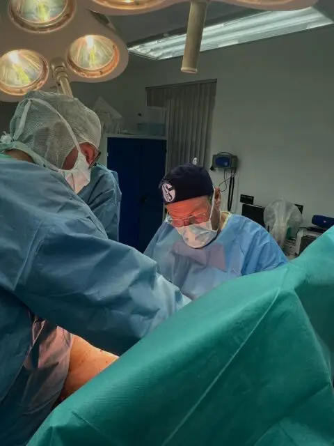 Eine gute Ausbildung ist die Grundlage für einen guten Chirurgen. Heute haben wir eine sehr große Brust verkleinert, durch die die Patientin von ihre Rückenschmerzen und Hautirritationen befreit wird. Hierbei arbeiten wir Hand in Hand. Der Kollege Nehls bekommt die Möglichkeit Gesehenes und Gelerntes sofort unter wachsamen Augen anzuwenden…😷👀
@klinik_dr_hilpert
#plastischechirurgie #düsseldorf #duisburg #facharztausbildung #brustverkleinerung