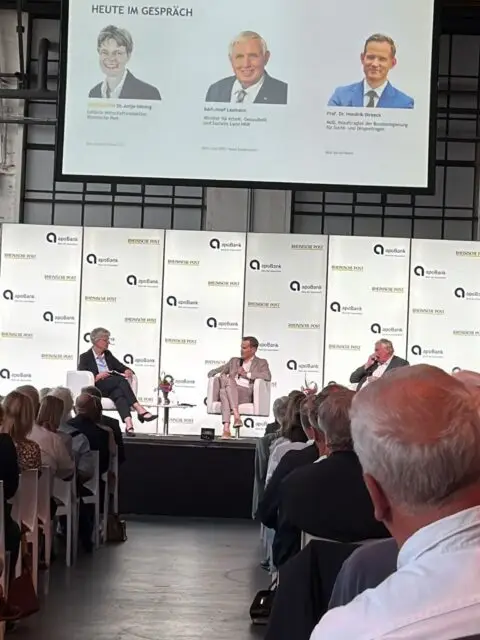 Heute fand auf dem Areal Böhler in Düsseldorf wieder das Ärzte-IN der Rheinischen Post statt. Mit Karl Josef Laumann , dem Minister für Arbeit, Gesundheit und Soziales des Landes NRW konnte ich einen kleinen Plausch halten. Es ist immer eine informative Veranstaltung auf der man viele nette Kollegen trifft und „Netzwerken“ kann.
#rheinischepostmediengruppe  #duesseldorf #aerzte-in
