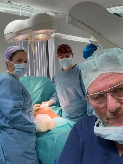 Implantatentfernung und Straffung der Brust 20 Jahre nachdem ich eine Augmentationsstraffung bei der Patientin durchgeführt hatte. Sie hatte in den Wechseljahren genug Brustgewebe aufgebaut, so dass die Implantate entfernt werden konnten und die Brust neu in Lollipoptechnik geformt wurde. Die Implantate von Mentor mit Siltexoberfläche sahen aus, als ob sie gestern implantiert worden wären. Das sollte Vertrauen für die schaffen, die schon lang ihre Implantate tragen. Danke an meinen Oberarzt Dr. Lang und meine liebe Schwester Steffi für die Hilfe bei dieser anspruchsvollen Operation🙏🏻
@klinik_dr_hilpert
#duisburg #düsseldorf #plastischechirurgie #plasticsurgery #brustvergroesserung