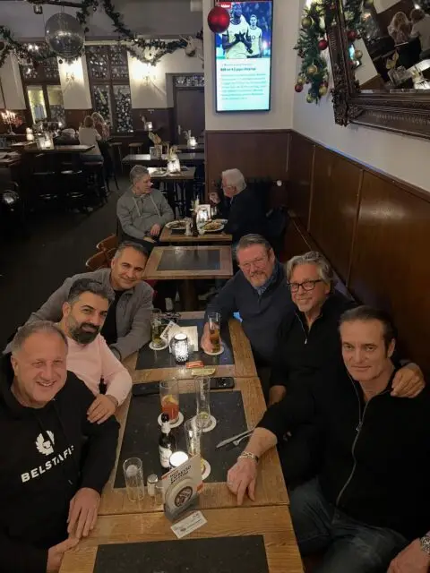 Es ist immer schön, lustig und interessant wenn sich die „alten Hasen“ der Plastischen Chirurgen Düsseldorfs treffen🫂
@drmuratdagdelen @privatklinik_dr.reis @dr_karl_schuhmann @dr.mehmet.akbas @dr.alexanderhilpert @drhanshendricks #düsseldorf #einhornratinger #plastischechirurgie